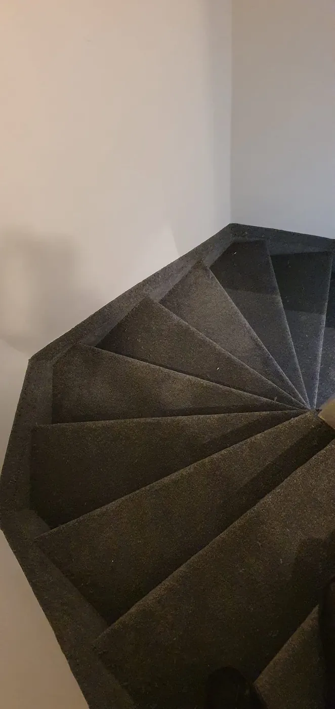 Draaitrap met antracietkleurig tapijt