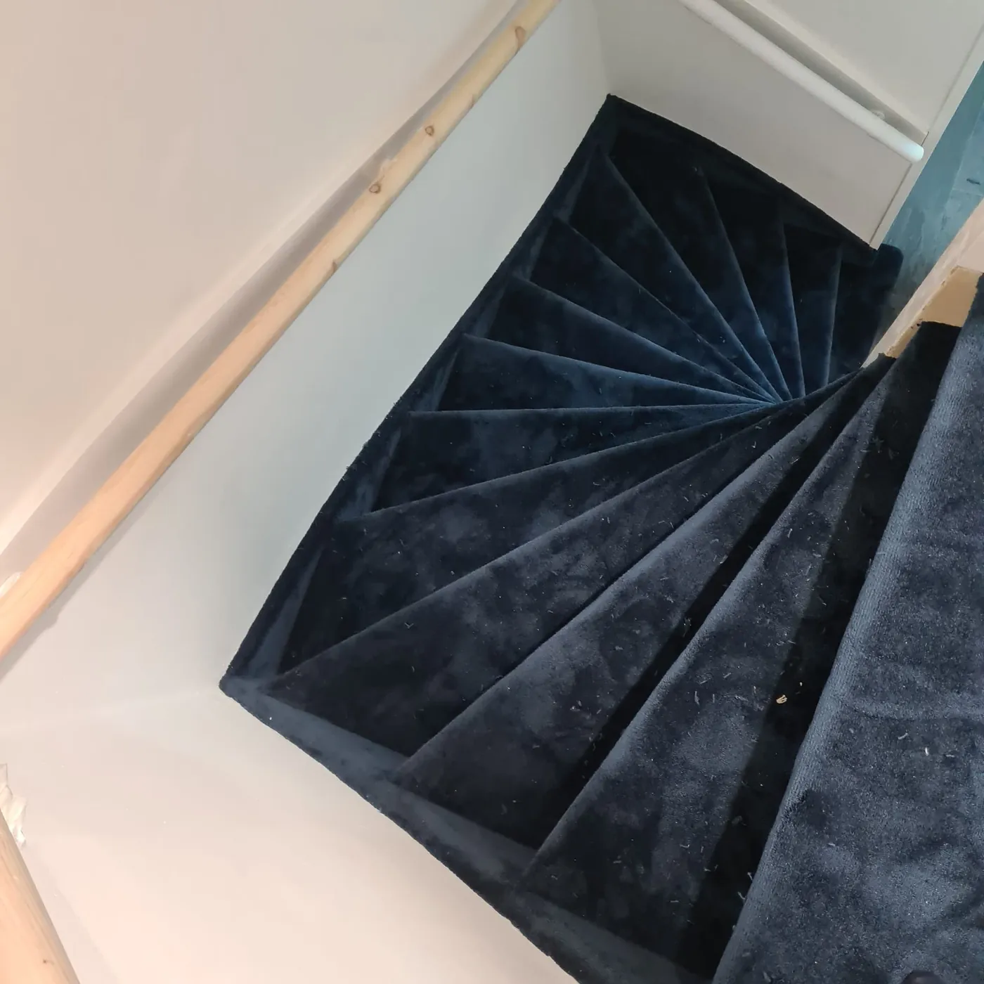 Draaitrap met donkerblauw tapijt