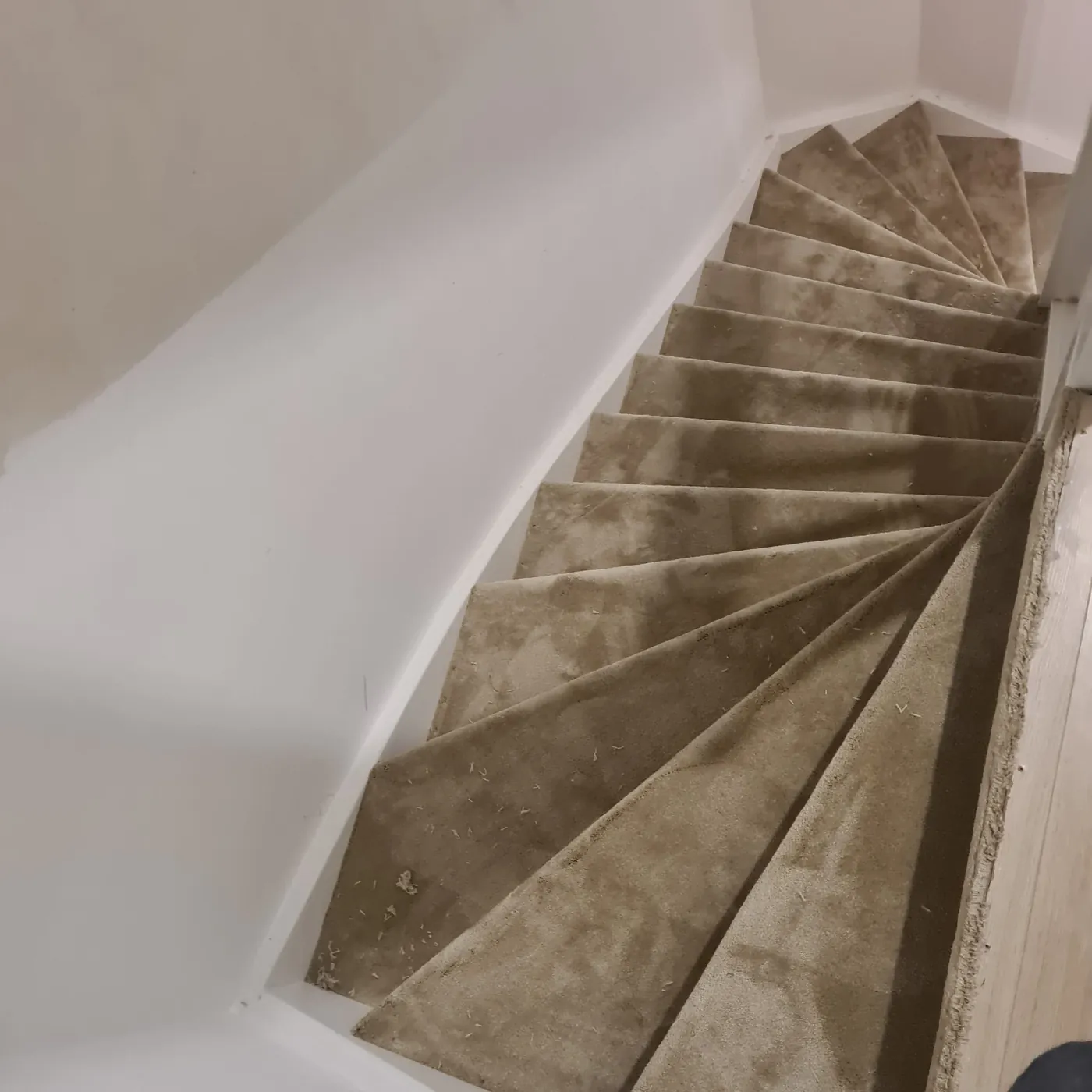 Draaitrap met zandkleurig tapijt