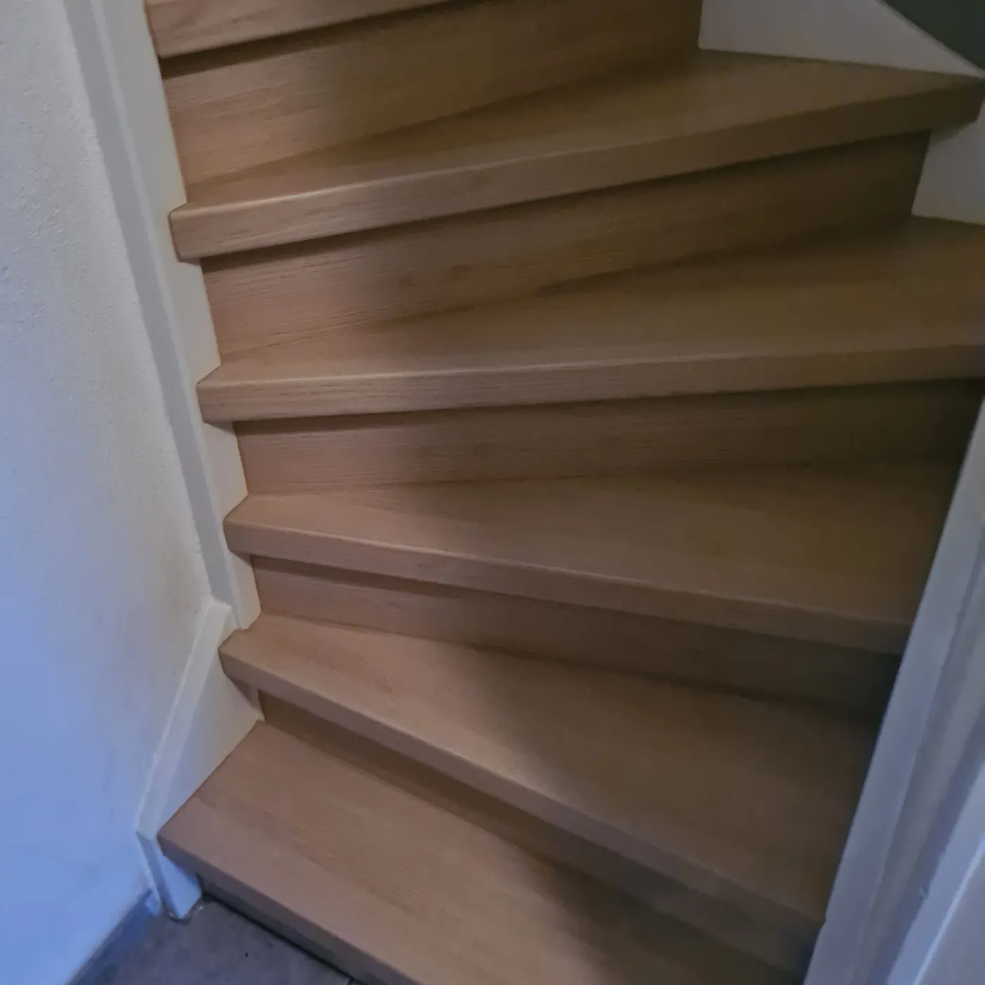 Trap met bruine houtlook treden in een bocht