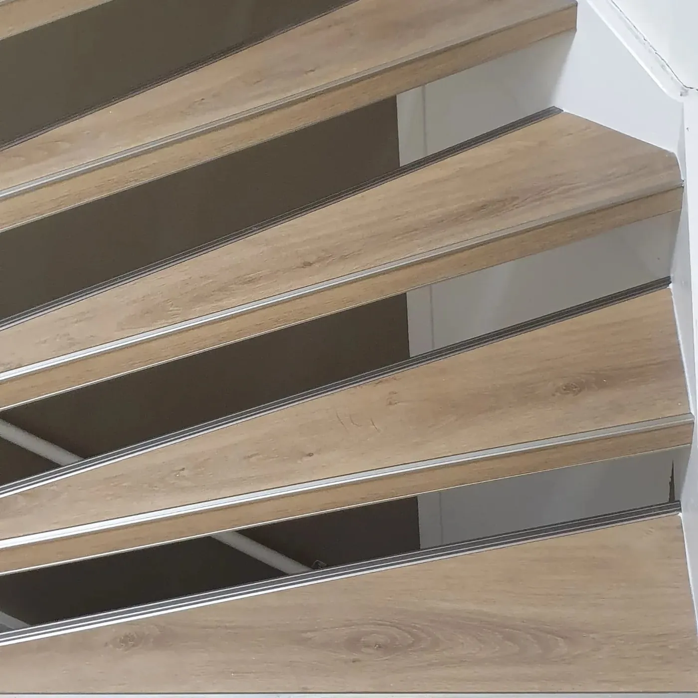 Close-up van houtlook traptreden met metalen trapneuzen