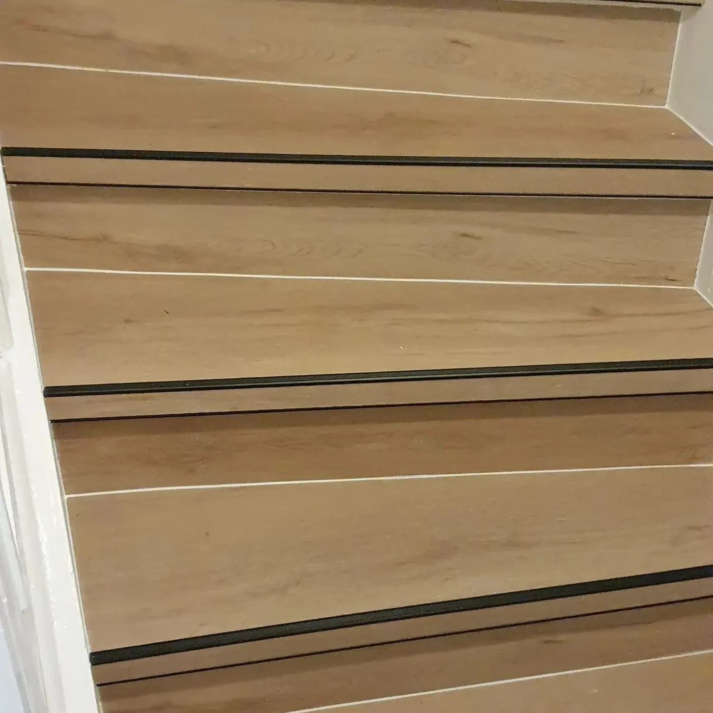 Close-up van traptreden met zwarte trapprofielen