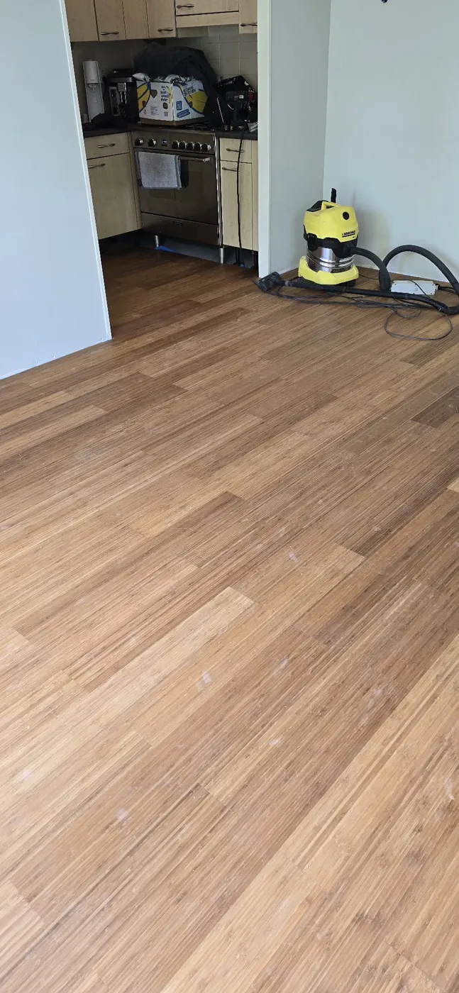 Warme houtlook vloer in een woonruimte